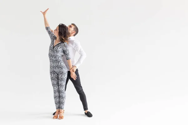 Dovední tanečníci na bílém pozadí s prostorem pro kopírování. Smyslové dvojice provádějící umělecké a emocionální soudobé tance — Stock fotografie
