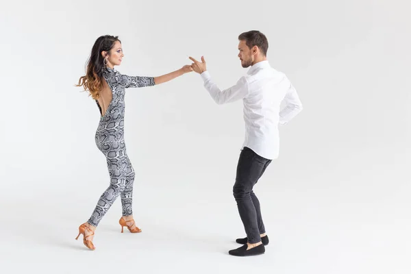 Dança social, kizomba, tango, salsa, conceito de pessoas - belo casal bachata dançante em fundo branco com espaço de cópia — Fotografia de Stock