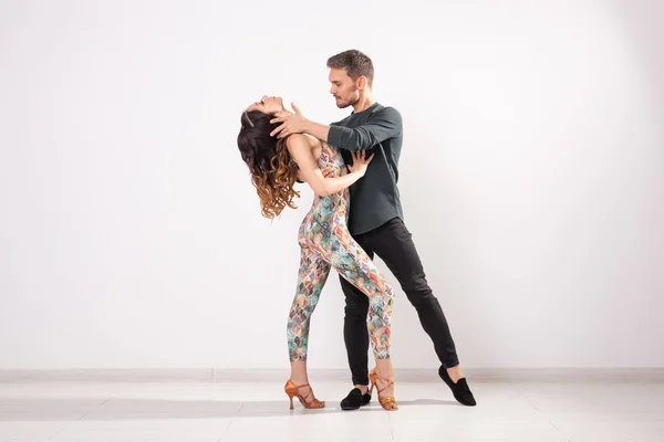 Salsa, Kizomba och Bachata dansare på vit bakgrund med kopierings utrymme. Social dans koncept — Stockfoto