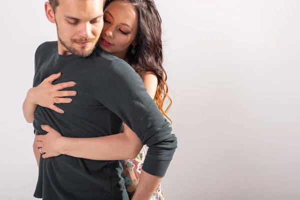 Salsa, Kizomba och Bachata dansare på vit bakgrund med kopierings utrymme. Social dans koncept — Stockfoto