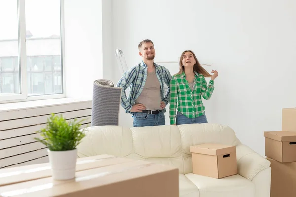 Семья, новая квартира и концепция переселения - Молодая пара переезжает в новый дом — стоковое фото