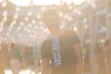 Şık bir genç hipster Arap adam portresi. Hafta sonu konseptinde şehir tatili.