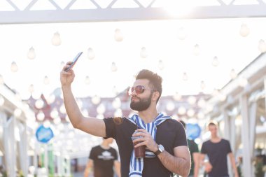 Yakışıklı adam bir selfie açık - beyaz insan - doğa, insan, yaşam tarzı ve teknoloji kavramı alıyor