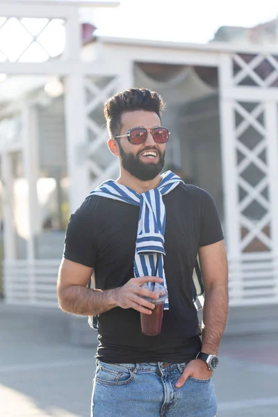 Retrato de un joven y elegante árabe hipster macho con jugo. Vacaciones urbanas en el concepto de fin de semana . — Foto de Stock