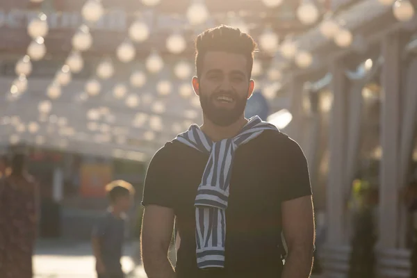 Retrato de un joven y elegante árabe hipster. Vacaciones urbanas en el concepto de fin de semana . — Foto de Stock