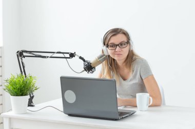 Podcasting, dj ve yayın konsepti - Sunucu veya radyo istasyonu barındırma programı ev sahibi radyo için