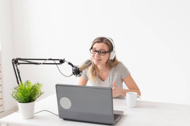Radyo host kavramı - Radyo istasyonunda radyo sunucusu olarak çalışan genç kadın