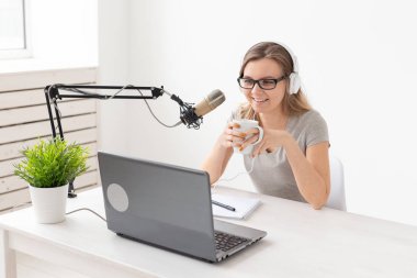 blogger, streamer ve yayın kavramı - genç kadın Dj radyo üzerinde çalışıyor.