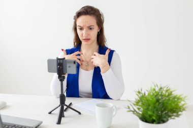 Bloglama, yayın ve insan kavramı - kadın blogger onu izleyiciler için kameraya konuşuyor
