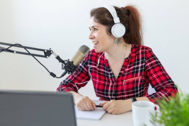 Radyo sunucusu, bloglama, yayın konsepti - genç kadın radyo da çalışıyor