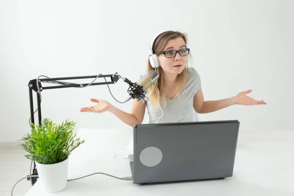 Anfitrión de radio, streamer y concepto blogger - Mujer trabajando como presentadora de radio en la estación de radio sentada frente al micrófono — Foto de Stock