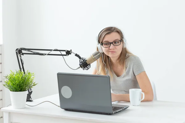 Podcasting, dj y concepto de difusión - Presentador o anfitrión en el programa de alojamiento de la estación de radio para la radio — Foto de Stock