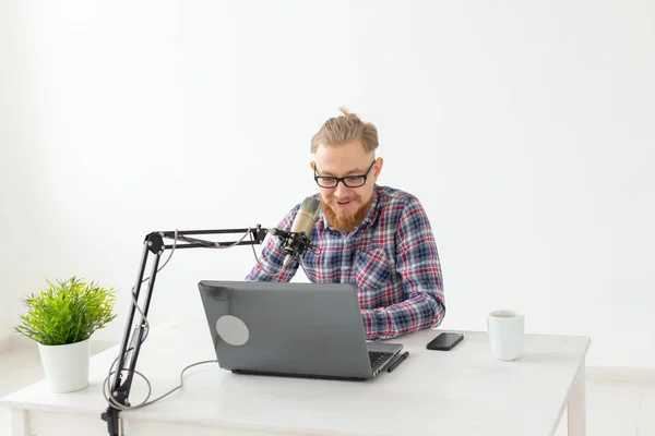 Anfitrión de radio, streamer y blogger concepto - Hombre guapo trabajando como locutor de radio en la estación de radio sentado frente al micrófono — Foto de Stock