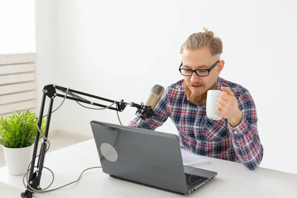 Radio, DJ, blog et concept de personnes - Homme souriant assis devant le microphone, animateur à la radio — Photo