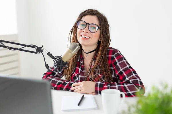 Broadcast, música, dj y concepto de personas - mujer con rastas y gafas trabajando en la radio — Foto de Stock