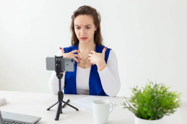 Bloggen, uitzending en People concept-Woman blogger praat met de camera voor haar toeschouwers — Stockfoto