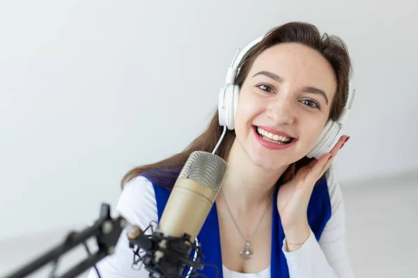 Concepto de anfitrión de radio - Retrato de mujer presentadora de radio con auriculares — Foto de Stock