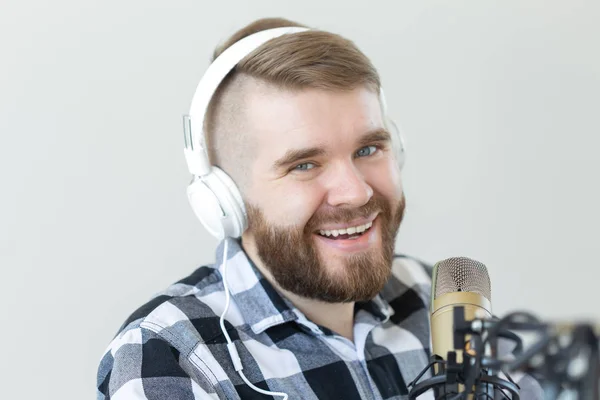 Radio och DJ Concept-man med mikrofon och stora hörlurar ler — Stockfoto