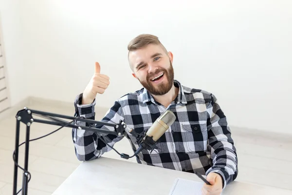 Radio Host, Streamer i blogger koncepcji-portret uśmiechnięty człowiek wskazując kciuki w górę, hosting Pokaż na stacji radiowej lub jego blogu — Zdjęcie stockowe