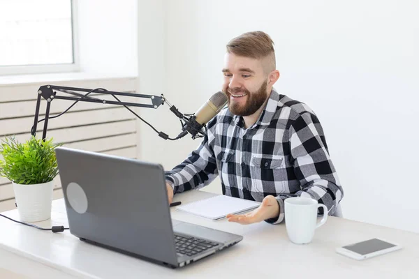 Streamer, blogger y concepto de medios - radio dj trabajando en estudio — Foto de Stock