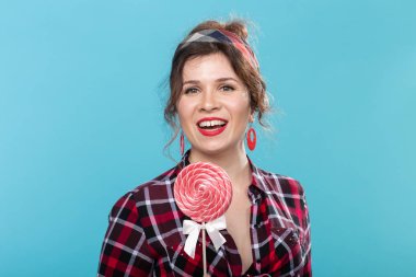 şeker, moda, insan kavramı - kırmızı ruj ve lolipop ile komik pin-up kadın