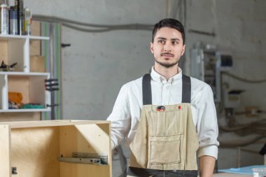 mobilya fabrikası, Küçük Ölçekli Şirketler ve insan kavramı - Genç işçi mobilya üretimi için bir fabrikada çalışıyor