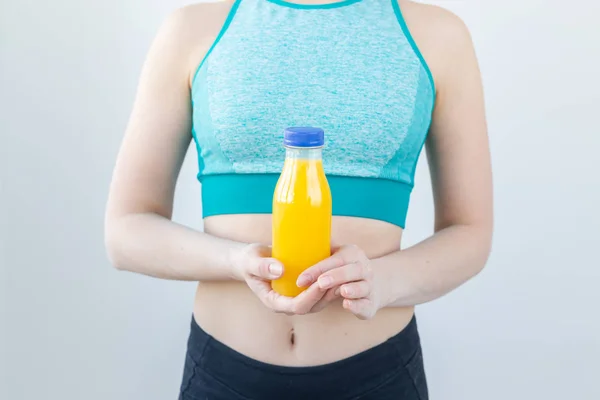 Stile di vita sano, dieta e vitamine - Primo piano della donna fitness con succo di frutta . — Foto Stock