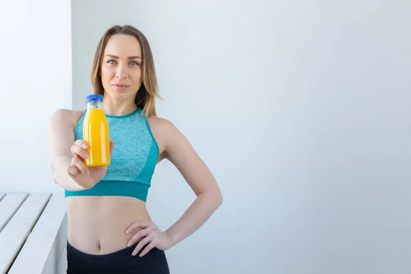 Stile di vita sano, dieta e vitamine donna fitness con succo di frutta, copyspace — Foto Stock