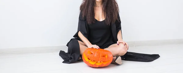 Halloween és maszkolás koncepció-gyönyörű közeli fiatal nő pózol Pumpkin Jack-o-Lantern — Stock Fotó