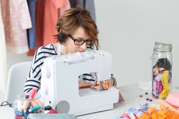 Designer de vêtements, couturière, concept de personnes femme couturière travaillant dans son atelier — Photo