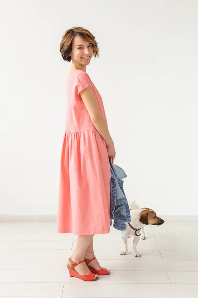 Concepto de personas, moda y estilo - mujer joven posando en la ropa en el estudio sobre fondo blanco — Foto de Stock