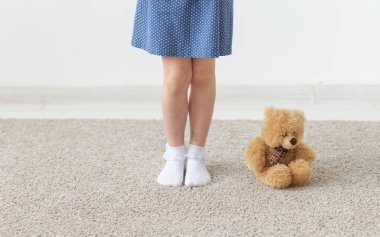 Beyaz bir arka plan üzerinde mavi polka nokta elbise poz Büyüleyici küçük kız. Klasik çocuk giyim ve şık çocuk kavramı.