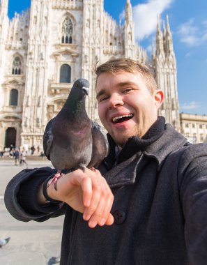 Seyahat, tatil ve kış tatil kavramı - mutlu adamı kabul selfie fotoğraf komik güvercinler ile Duomo Milan Katedrali önünde