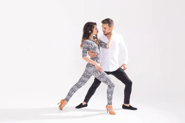 Dança social, kizomba, tango, salsa, conceito de pessoas - belo casal bachata dançante em fundo branco com espaço de cópia — Fotografia de Stock