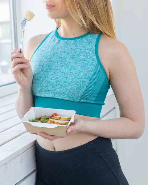 Sport, sano, concetto di persone - Ragazza che tiene insalata e manubri dopo l'allenamento di fitness — Foto Stock