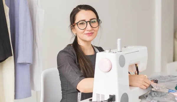 Personnes, couturière, tailleur et concept de mode - jeune styliste dans son showroom — Photo