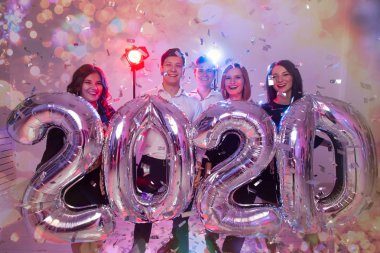 Parti, insanlar ve yeni yıl tatili kavramı - kadın ve erkek yeni yıl arifesinde kutluyor 2020