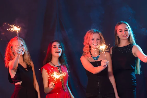 Festa, feriados, ano novo, Natal e conceito de vida noturna - jovens mulheres felizes dançando na discoteca da discoteca, close-up — Fotografia de Stock