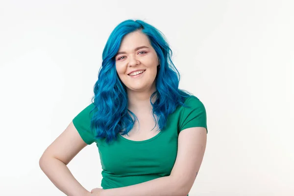 Juventude, conceito elegante e moda - Jovem mulher bonita com cabelo azul está sorrindo sobre fundo branco — Fotografia de Stock