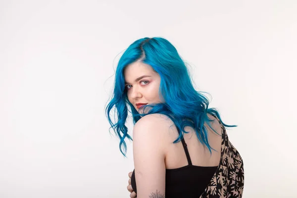 Люди, мода и волосы концепция - красивая девушка с голубыми волосами стоя на белом фоне с копировальным пространством — стоковое фото