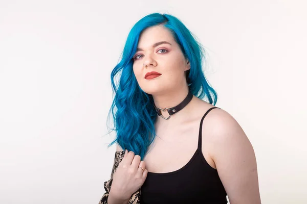 Pessoas e conceito de moda - Jovem mulher com gargantilha e cabelo azul posando sobre fundo branco — Fotografia de Stock