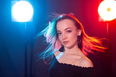 Arka planda yanıp söner genç seksi kadın Portresi