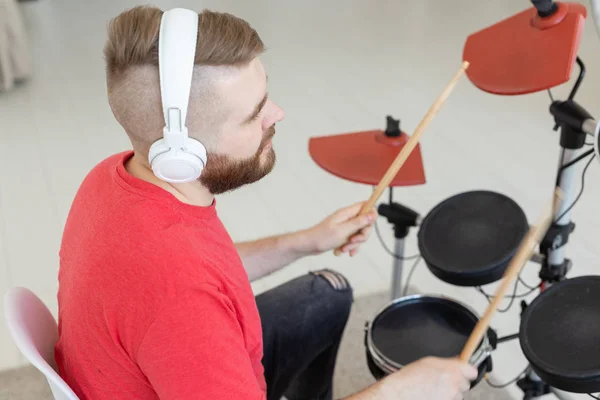 Människor, trummor och hobby Concept-närbild sida bild av musiker med slagverk instrument — Stockfoto