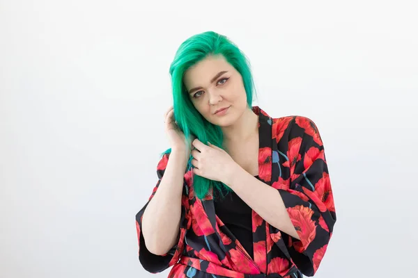 Χτένισμα, νεολαία, χρωματισμό μαλλιών, μόδα και στυλ ιδέα-νέος όμορφη γυναίκα με πράσινα μαλλιά πάνω από το λευκό φόντο με χώρο αντιγραφής — Φωτογραφία Αρχείου