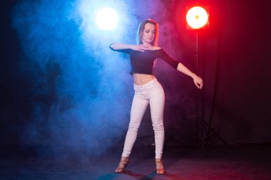 Dans ve insan kavramı - genç seksi kadın karanlıkta dans ve zevk