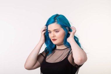 İnsanlar ve moda konsepti - beyaz arka plan üzerinde poz mavi saçlı güzel kadın