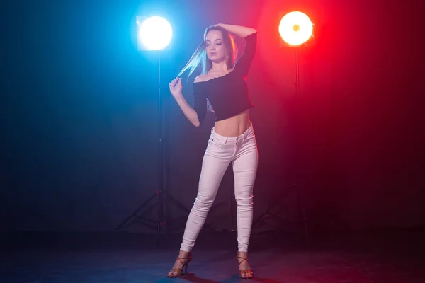 Dance en People concept-jonge sexy vrouw dansen in het donker en genieten — Stockfoto