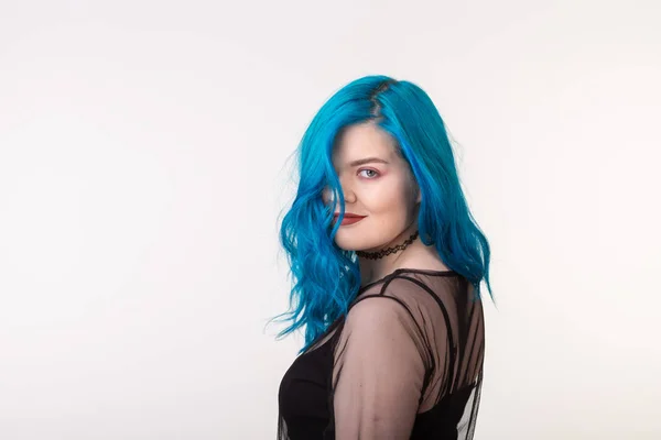 Pessoas e conceito de moda - Mulher bonita com cabelo azul posando sobre fundo branco — Fotografia de Stock