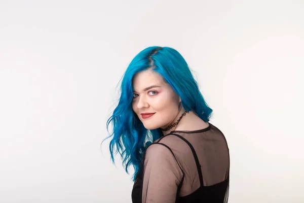 Pessoas e conceito de moda - Mulher bonita com cabelo azul posando sobre fundo branco — Fotografia de Stock