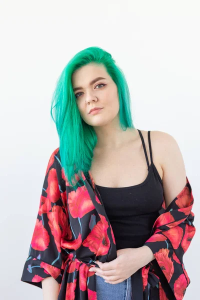 Kadeřnický styl, mládí, barvení vlasů, módní a stylování-Mladá krásná žena se zelenými vlasy na bílém pozadí s prostorem pro kopírování — Stock fotografie